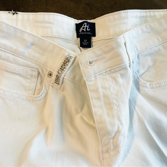 Ari Authentic Icon Shorts - Picture 2 of 8